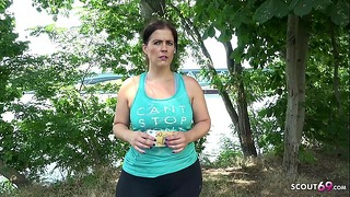 Esploratore tedesco - Madre matura grassa con un culo enorme parla per scopare in strada