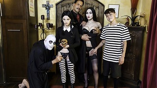 Familystrokes - Halloween Cosplay Feest eindigt met Creepy Family Groupsex