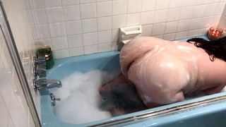 Chubby Plumper se tira pedos en un baño de burbujas: pedos largos, ruidosos y burbujeantes en el agua