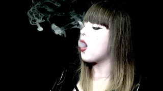 Издухване на тютюнопушене при пушене на Slo-mo