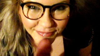 Hete nerdy meid met enorme tieten krijgt een enorme facial en speelt met sperma!!!