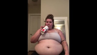 Σέξι Bbw Τρώει πολύ λιπαρό τηγανητό κοτόπουλο