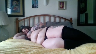Sexy striscia di grasso mostra una grande biancheria intima