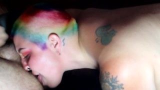Ogolona głowa Lesbijka oddaje cześć kutasowi i liże włosy