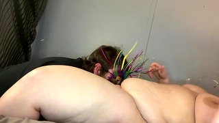 Chubby ottiene il suo clitoride succhiato