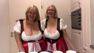 Oktoberfest - 2 blondes aux seins nus aux gros seins