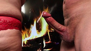 Orgasmo arruinado se masturba na frente do tronco de Yule. | Masturbação de Natal