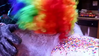 Victoria Cakes får sin fede røv lavet til en kage af Gibby The Clown