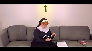 Søndagsspesial: Stor vakker kvinne Nun Fucks Crucifix -Short