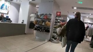 Lilydreamboobs wordt aangeraakt in de openbare kleedkamer