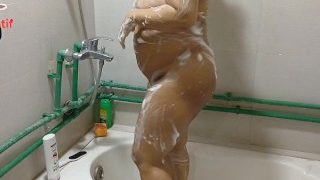 Baño corporal desnudo realmente perfecto y masturbación Desi Bhabi. Roshni-Atif