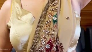 Lo splendido spogliarello con sari della sexy moglie indiana