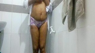 බ ත ර ම එක තන යම ගන න ආතල එක Sri Lankan Bathroom Bath Fun