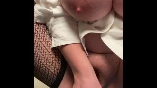 Söt skolflicka med stora bröst som försöker sin första anal någonsin