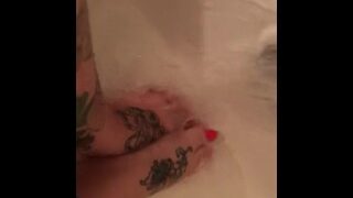 Kitty si bagna i piedi tatuati