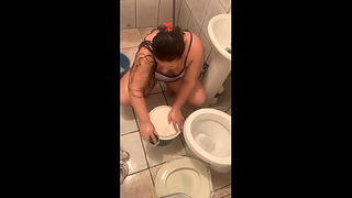 Diario De Uma Atriz Porno – Lavando O Banheiro Na Quarentena