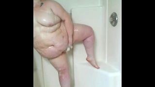 Cinni showers and twerks