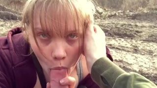 H Bsches Deutsches Mit Gro En Br Sten Lutscht Bei Spaziergang Den Schwanz Ihres Freundes