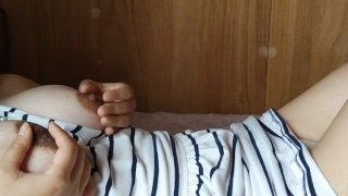 乳首オナニーに耽る変態日本人女性は 乳首の快感で腰をくねらせる