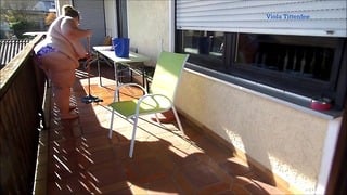 Viola Tittenfee – SSBBW cleaning my balcony in tiny bikini