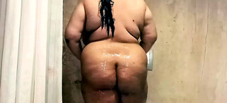 Indian Bbw Aunty Taking Shower in Bathtub Showing Her Huge Boobs and Ass