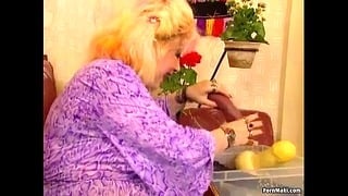 Mollige oma geniet van vuistneuken en neuken