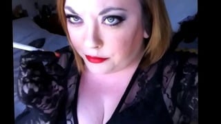 Chubby Tina Snua fume spécialement pour son beau-père dans des gants en dentelle - Kink