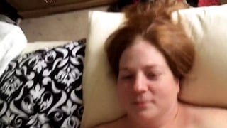 BBW Рыжеволосая девушка с большой грудью позволяет мужу добиваться своего.