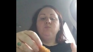 круглолицый bbw ест в машине, пока к ней пристает незнакомец.