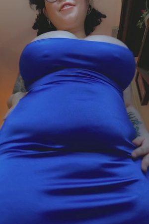 Hey there, just a thick chick in a sexy blue dress. 😉 Head over worship this BBW Goddess and her voluptuous curves