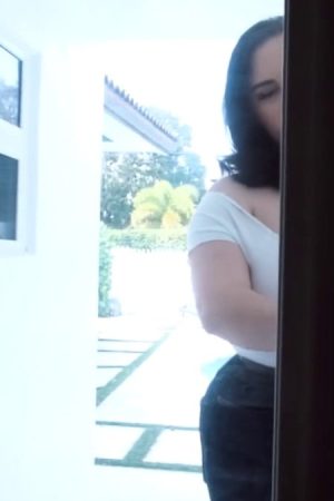 This smokin’ hot brunette with massive funbags is feverishly frigging her nicely trimmed pussy, and fuck me, she’s a sexy BBW