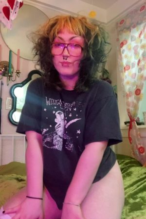 Your punky BBW queen posing in nerdy glasses, eager for some bedroom play. Those piercings ain’t just for show, honey. 🔥